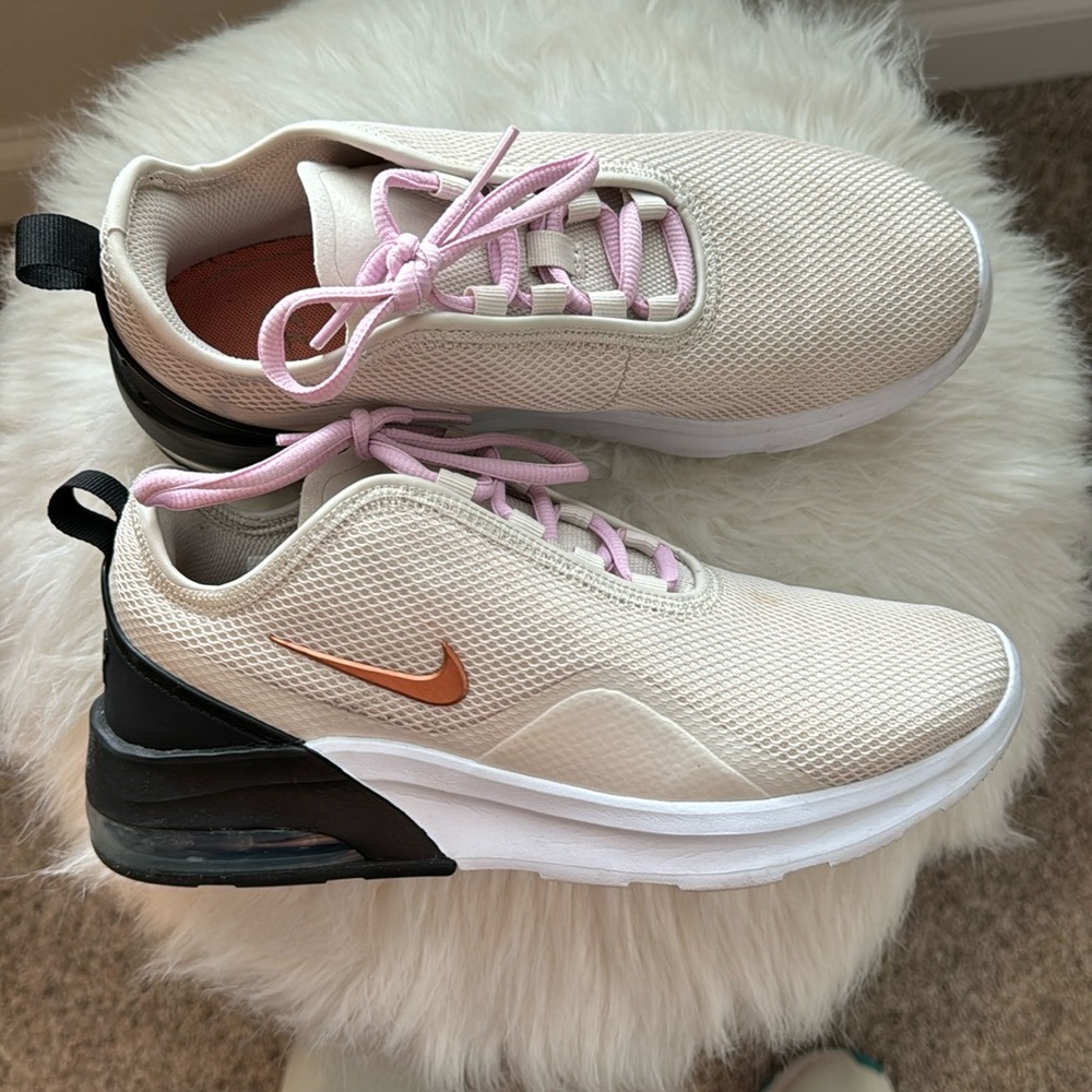 Women’s Nikes 7.5